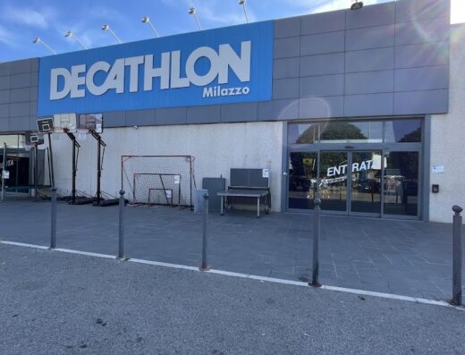Decathlon Milazzo: vista esterna del negozio con attrezzature sportive esposte, inclusi canestri da basket, porte da calcio, tavolo da ping pong.