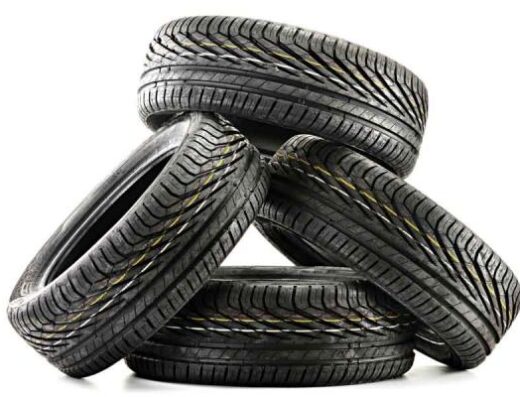 Pila di pneumatici per auto nuovi in vendita da Desideri Fabrizio D.F. Gomme, ideali per la sostituzione gomme e la sicurezza stradale.