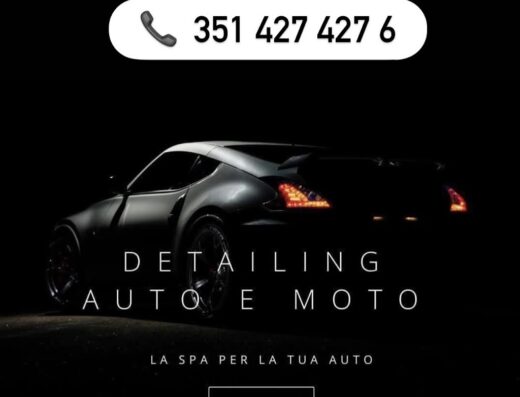 Dettaglio di un'auto sportiva nera con luci posteriori accese, numero di telefono visibile per servizi di detailing auto e moto.