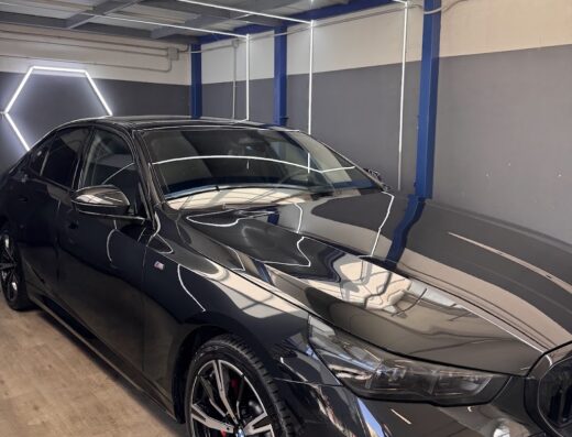 Dettaglio premium a Terni: berlina nera lucida dopo il trattamento di pulizia presso Gorilla Clean Garage, Terni.