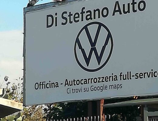 Insegna di Di Stefano Auto S.r.l., officina e carrozzeria full-service Volkswagen. Trova l'officina su Google Maps.