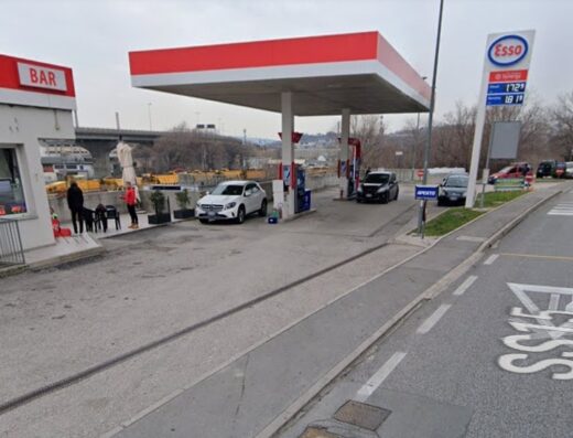Distributore benzina ESSO e autolavaggio 24 su 24
