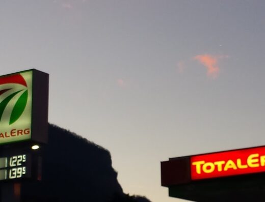 Distributore di benzina TotalErg con prezzi di diesel e benzina esposti, utile per viaggi in moto e rifornimento carburante.