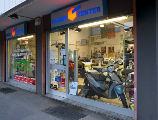 Doctor Scooter Piaggio Vespa Milano: negozio di riparazione e vendita scooter Vespa e Piaggio. In vetrina, esposizione di scooter e accessori moto.