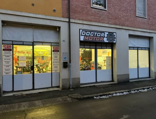La facciata di DoctorMotor, un'officina specializzata in servizi per moto: tagliandi, riparazioni, cambio gomme, revisioni e personalizzazioni stradali. Accessori e ricambi disponibili.