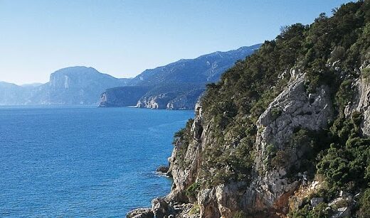 Vista panoramica della costa di Cala Gonone, Sardegna, ideale per noleggio gommoni e escursioni in barca lungo il Golfo di Orosei.