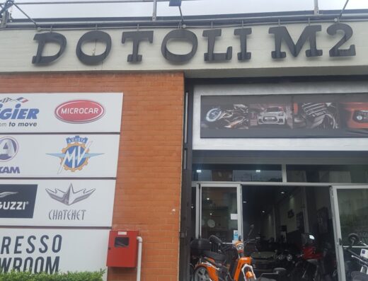 Foto del negozio Dotoli M2 srl con esposizione di marchi motociclistici e auto come Ligier, Microcar, MV Agusta, Moto Guzzi e ciclomotori