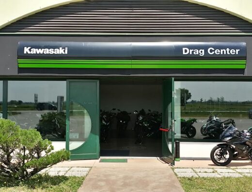 Showroom Drag Center S.R.L. con esposizione di moto Kawasaki, vendita accessori e ricambi originali, servizio officina specializzata.