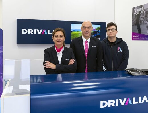 Foto del team DRIVALIA presso il mobility store, con personale in divisa e logo aziendale, che offre servizi di mobilità e soluzioni di viaggio.