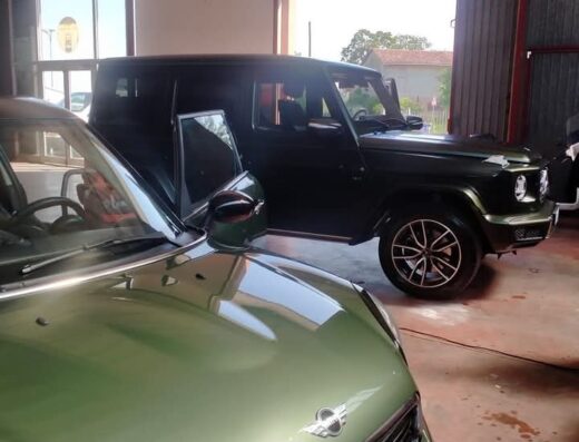 Dettaglio auto DS: Mini Cooper verde e Classe G Mercedes nera in garage per servizi di car detailing.