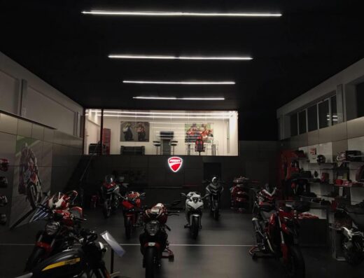 Showroom Ducati Lecce con esposizione di moto Ducati nuove e accessori originali, logo Ducati illuminato, vendita e assistenza specializzata.