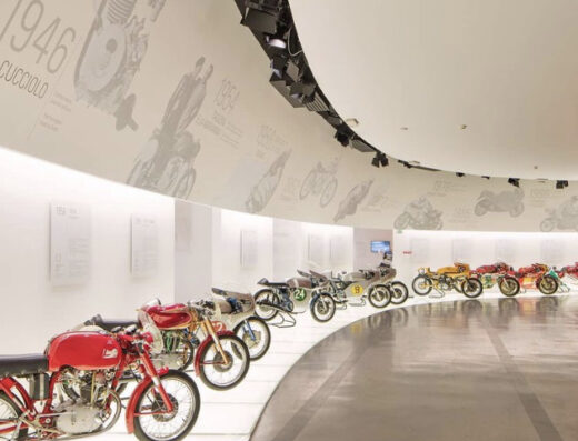 Esposizione di motociclette storiche Ducati nel Museo Ducati, con modelli dal 1946 in poi, per appassionati di moto e turismo.