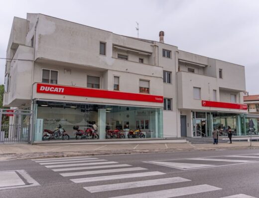 Concessionaria Ducati Vasto: esposizione di moto Ducati nuove e usate, vendita abbigliamento e accessori per motociclisti, officina specializzata e assistenza Ducati.