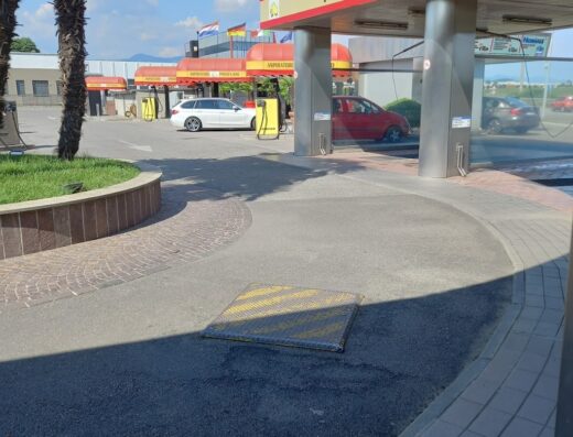 Dudu Car Wash di Broglia Giancarlo: Area di autolavaggio con auto in attesa, aspiratori e insegne con i numeri delle postazioni.