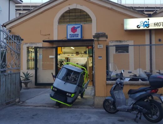 Due G Moto srl: officina autorizzata Piaggio Center con Ape 50 in riparazione e scooter parcheggiati, vendita accessori moto e ricambi.