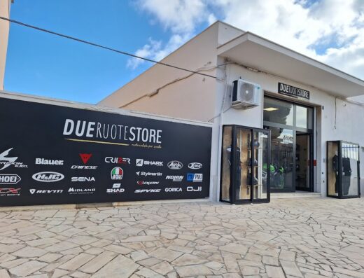 Foto del negozio Due Ruote Store, rivenditore di accessori moto e abbigliamento tecnico per motociclisti. Insegna con loghi di Scorpion, Dainese, Blauer, Shark, AGV, Rev'it e altri marchi.