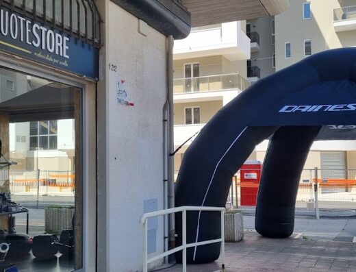 Dueruotestore negozio di accessori moto e abbigliamento tecnico a Venezia. Entrata con arco gonfiabile Dainese. Vendita, assistenza e ricambi per motociclisti.
