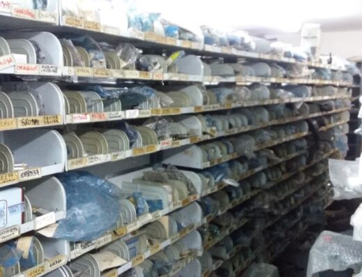 Scaffalature di magazzino ricambi moto, accessori e componenti originali e compatibili per riparazioni e manutenzione, disponibili online e in negozio