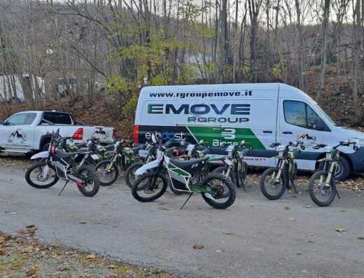E-Tour Experience Borno: Furgone e pick-up con moto da cross elettriche parcheggiate per un tour avventura, accessori e servizi inclusi.