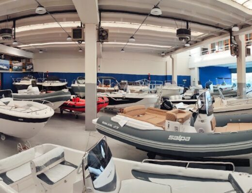 Showroom interno Nautica Zabeo con esposizione di barche nuove ed usate, motori Suzuki e Mercury, e rimorchi Satellite disponibili per la vendita