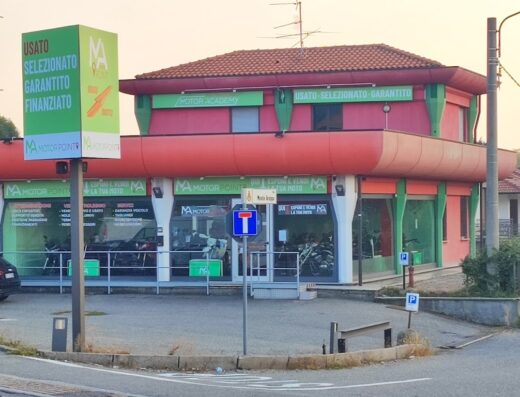 Easy Moto (Ma Motor Point): concessionaria di moto usate e nuove. Vendita, noleggio, servizi di garanzia e tagliando. Esposizione e vendita di moto e accessori. Vetrina con moto esposte.