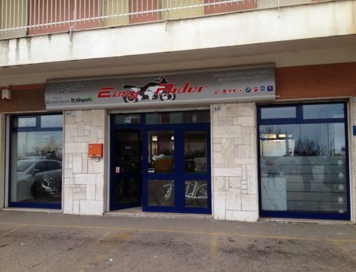 Negozio Easy Rider s.a.s. con vendita di accessori e ricambi per moto, nuove bici elettriche Italwin e assistenza per diverse marche.