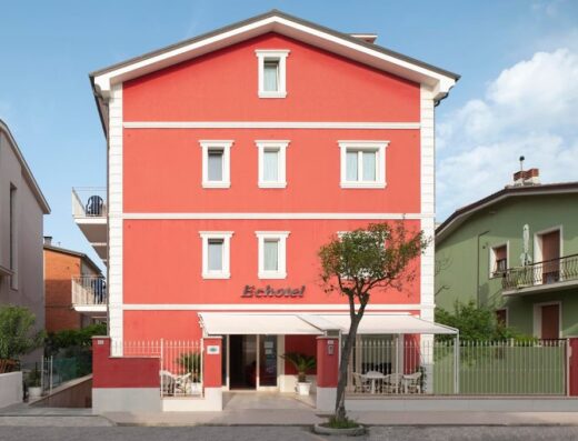 Echotel Porto Recanati: facciata esterna dell'hotel con balconi, finestre e insegna. Architettura moderna per un soggiorno confortevole.