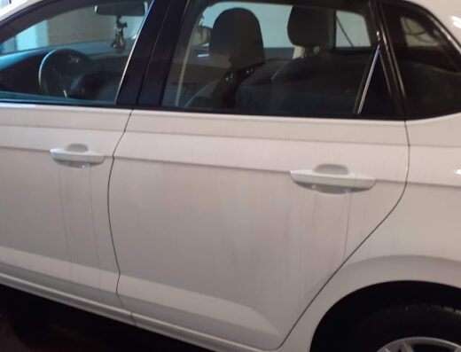 Auto bianca a quattro porte presso Eco Clean Car Autolavaggio, dettaglio della fiancata e dello pneumatico