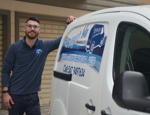 Uomo sorridente appoggiato a un furgone bianco con logo "Eco Vapor Blu - Pulizia e Smacchiatura Auto", servizio a domicilio
