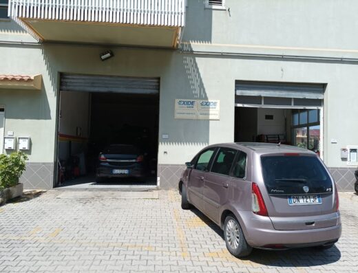 Elettrauto Letizia Francesco: Facciata dell'officina con auto parcheggiata e un'altra visibile all'interno. Servizi di elettrauto e riparazione auto offerti.