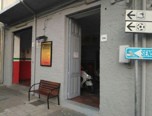 Elettrauto Molino Antonino: Facciata dell'officina con scooter all'interno, insegna e panchina esterna. Servizi di riparazione moto e elettrauto.