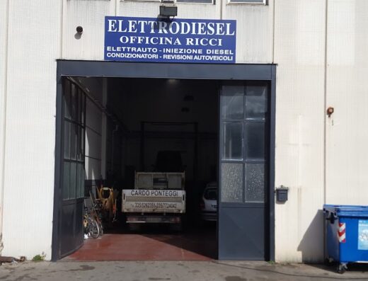 Elettrodiesel Di Ricci Giacomo: Facciata dell'officina meccanica con insegna "Elettrodiesel Officina Ricci", specializzata in elettrauto, iniezione diesel, condizionatori e revisioni autoveicoli.