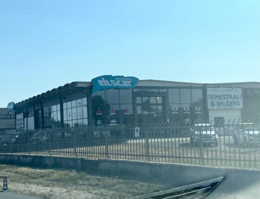 Foto concessionaria Eliscar a Verona, specializzata in moto Honda, camper e auto. Vendita di semestrali e km zero. Servizi di assistenza e accessori per motociclisti e viaggiatori.