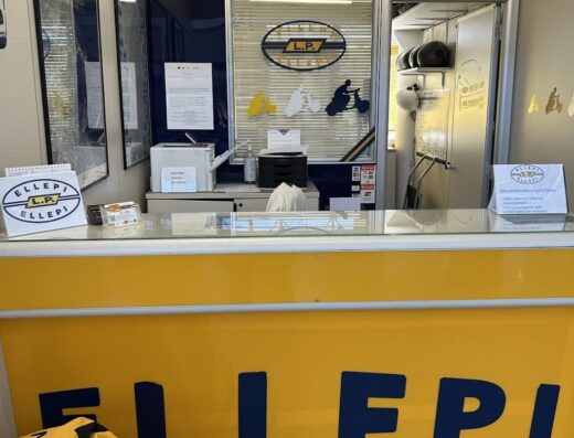 Banco di Ellepi, agenzia di noleggio auto e moto, con logo e borsa da viaggio gialla. Servizi di rent a car e scooter per esplorare la città.