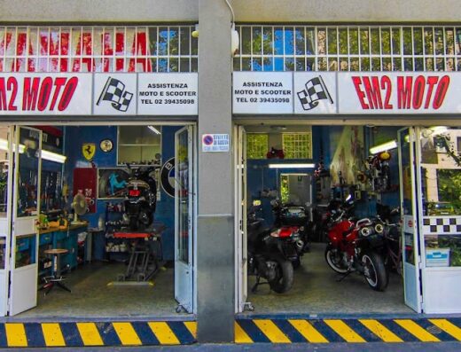 EM2 Moto officina riparazione moto e scooter: vetrina con esposizione moto e zona assistenza, vendita accessori e ricambi. Servizio di assistenza specializzata e compravendita moto usate a Milano.