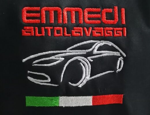 Ricamo di Emmedi Autolavaggi con l'immagine stilizzata di un'auto e la bandiera italiana, servizio di autolavaggio a Emmedi