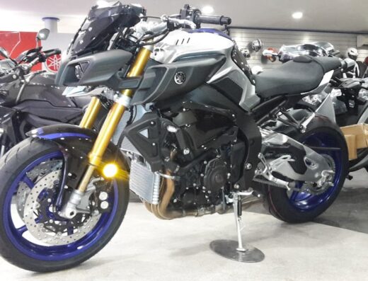 Moto Yamaha in esposizione presso Emporio del Motociclo Firenze, concessionario moto e accessori per motociclisti, vendita e assistenza.