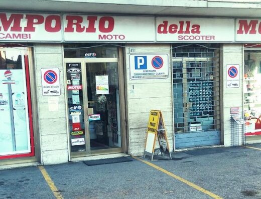 Emporio Della Moto: negozio di ricambi e accessori per moto e scooter, con caschi, lubrificanti Elf e Motul, abbigliamento e servizio di riparazione.