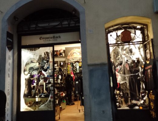 Emporio Rock, negozio di abbigliamento rock e biker. Vetrina con articoli di abbigliamento e accessori per motociclisti e amanti del rock.