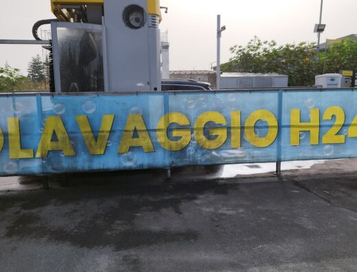 Stazione Eni con autolavaggio automatico H24, servizio di pulizia auto disponibile presso la stazione di servizio.