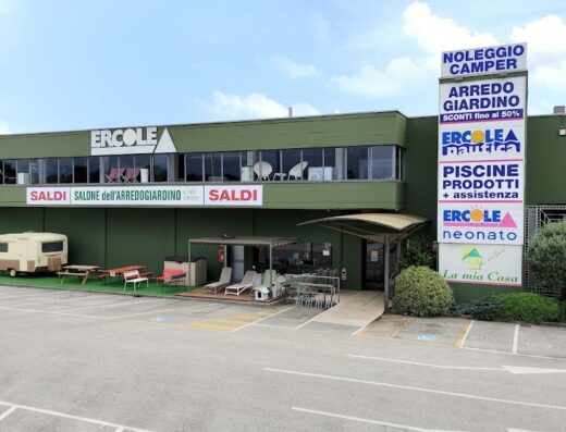 Foto dell'esterno del negozio Ercole Tempo Libero, con camper in esposizione, arredo giardino in vendita e servizi di noleggio camper.