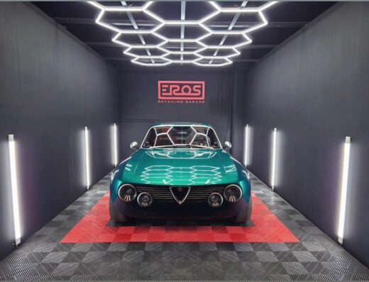 Alfa Romeo d'epoca verde smeraldo in Eros Detailing Garage, interni curati e illuminazione professionale. Servizi di detailing auto.