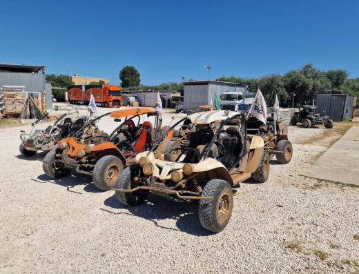 Escursioni Puglia in buggy: tre buggy parcheggiati su ghiaia, pronti per un tour. Accessori inclusi, ideali per avventure off-road.