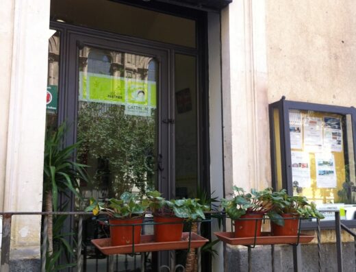 Ingresso del Ethnikos Travel Club, agenzia viaggi e punto di riferimento per motociclisti e amanti dell'avventura su due ruote.