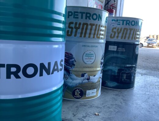 Barili di olio motore Petronas Syntium Special Edition presso Eurocar Snc Autofficina, con immagini di Formula 1 e Lewis Hamilton, per manutenzione auto e moto.