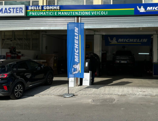 Euromaster Bellè Gomme: officina specializzata in pneumatici e manutenzione veicoli a Bellè, Italia. Vettura parcheggiata di fronte all'ingresso.