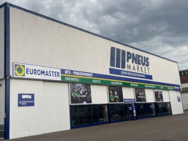 Euromaster Pneusmarket a Verona, negozio di pneumatici e servizi per moto e auto. Facciata esterna con insegne ben visibili. Vendita e assistenza pneumatici.