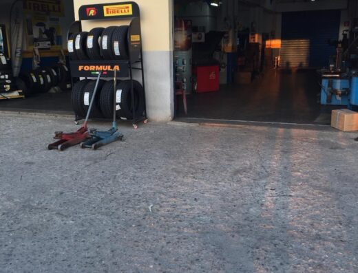 Europ Gomme di Rosmini Consolato: immagine dell'officina con pneumatici Pirelli Formula in esposizione e attrezzature per il cambio gomme.