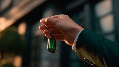 Chiavi Europcar a Lamezia Terme Aeroporto: dettaglio della mano di un uomo che consegna le chiavi di un veicolo a noleggio Europcar, servizio di autonoleggio per viaggi e spostamenti.