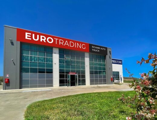 Immagine della facciata di Eurotrading Srl, rivenditore di ricambi auto e truck. L'edificio moderno presenta ampie vetrate e insegne ben visibili. Ideale per l'acquisto di accessori e componenti per veicoli.